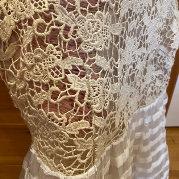 Cute lace cream coloured dress - Picture 4 of 7